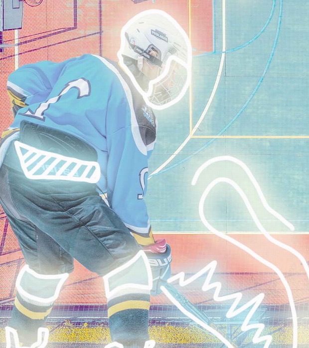 Inlinehockey-Spieler mit Helm und Schläger